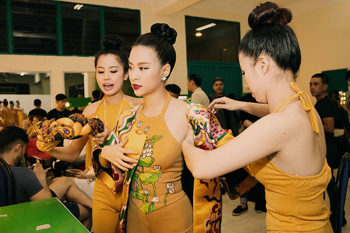 Hoang Thuy Linh nhi nhanh o hau truong The Remix 2016